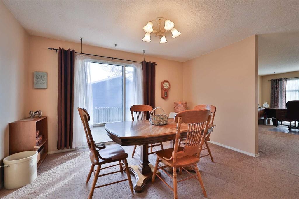 95 N 250 W, Raymond, AB - Indoor Photo Showing Dining Room
