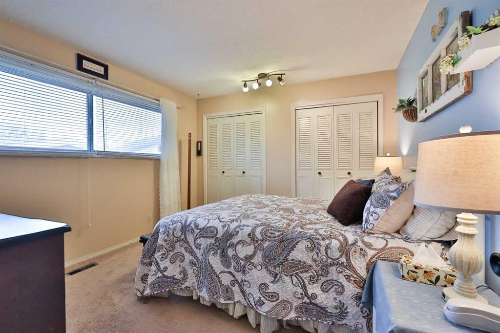 95 N 250 W, Raymond, AB - Indoor Photo Showing Bedroom