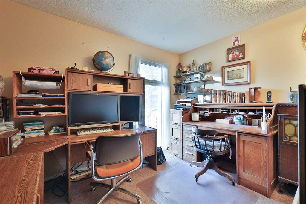 95 N 250 W, Raymond, AB - Indoor Photo Showing Office