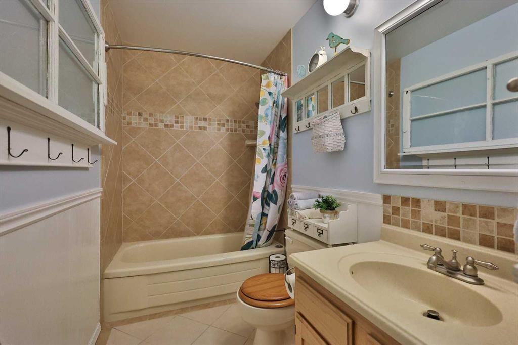 95 N 250 W, Raymond, AB - Indoor Photo Showing Bathroom