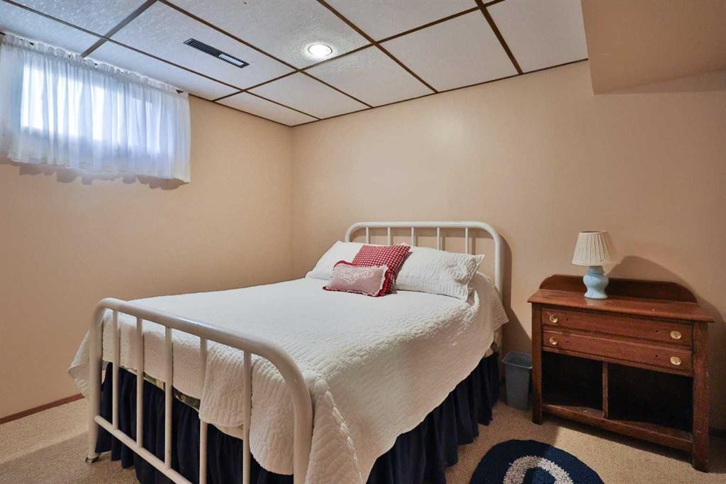 95 N 250 W, Raymond, AB - Indoor Photo Showing Bedroom