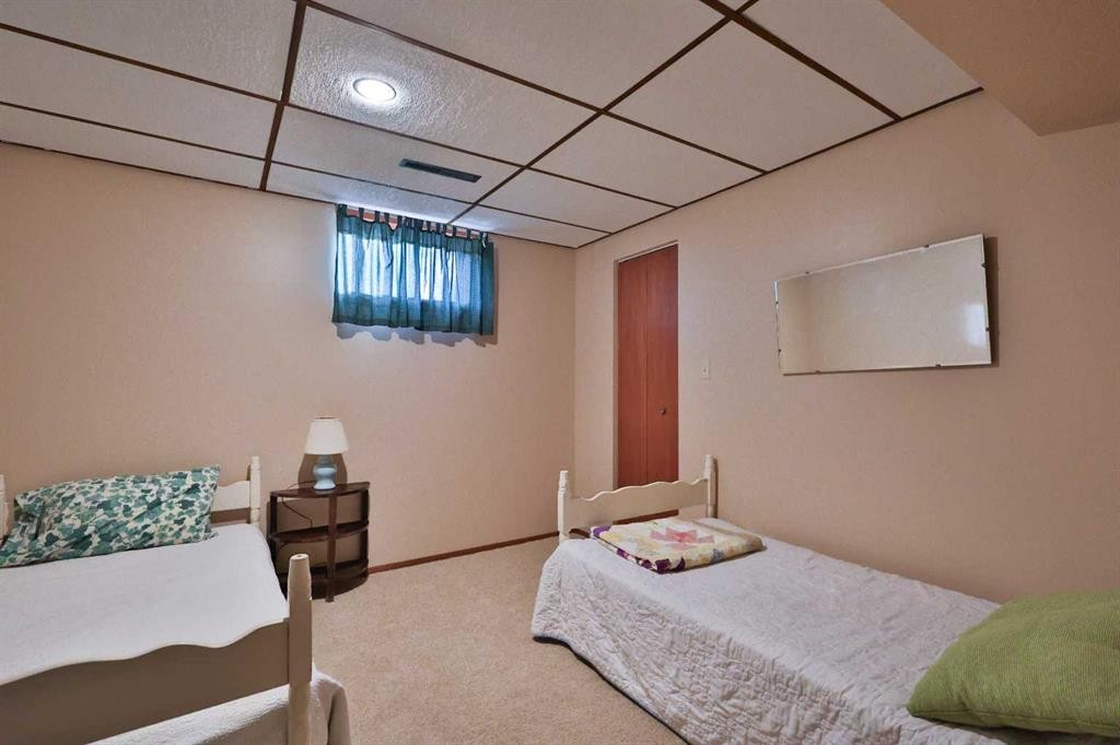 95 N 250 W, Raymond, AB - Indoor Photo Showing Bedroom