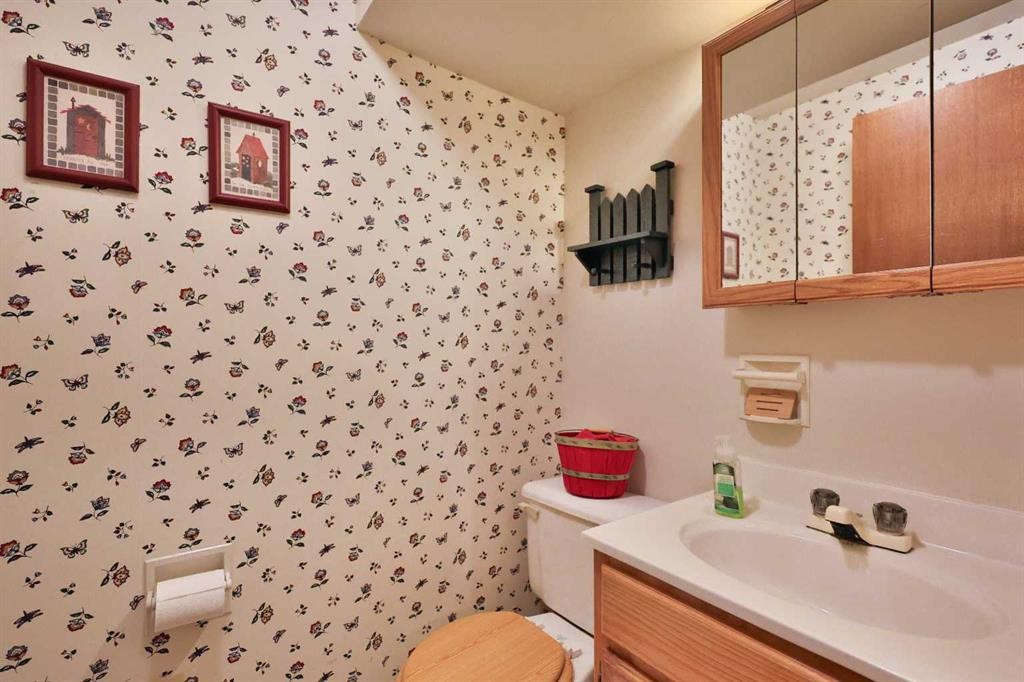 95 N 250 W, Raymond, AB - Indoor Photo Showing Bathroom