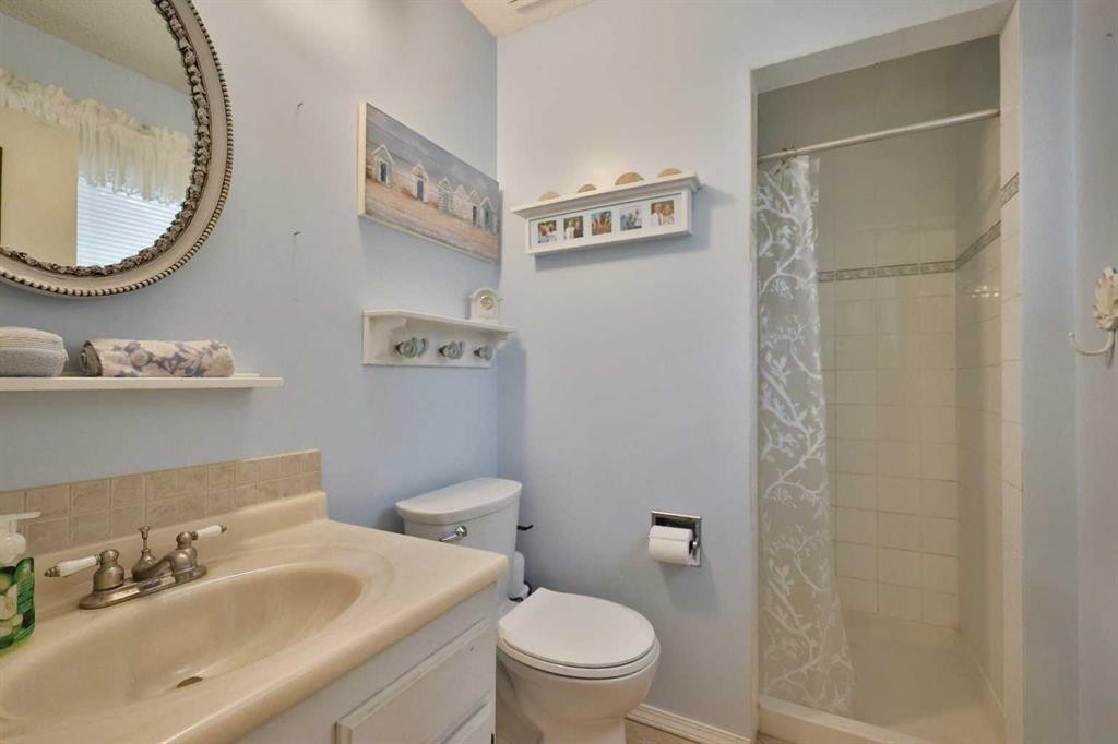 95 N 250 W, Raymond, AB - Indoor Photo Showing Bathroom