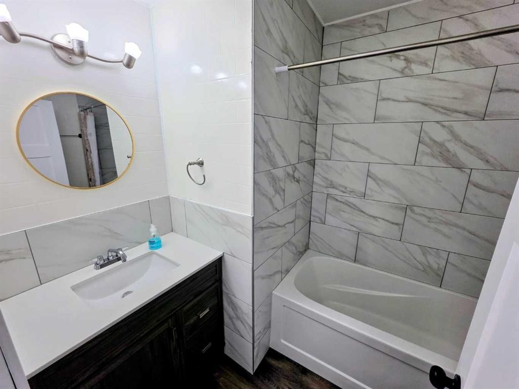 5105 54 Avenue, Taber, AB - Indoor Photo Showing Bathroom