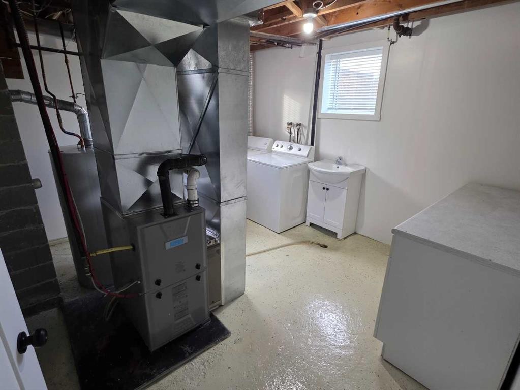 5105 54 Avenue, Taber, AB - Indoor Photo Showing Laundry Room