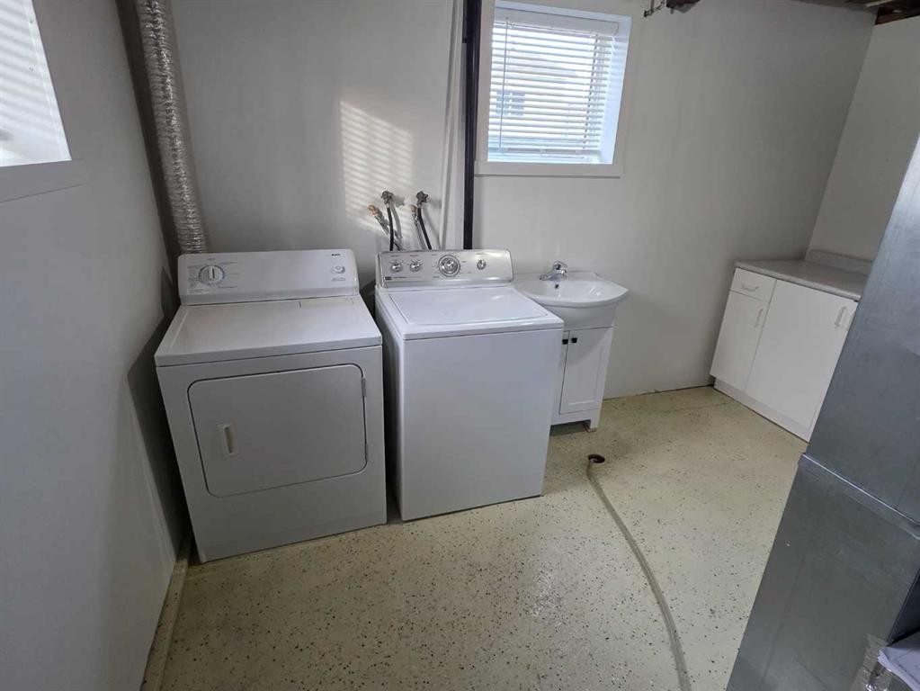 5105 54 Avenue, Taber, AB - Indoor Photo Showing Laundry Room
