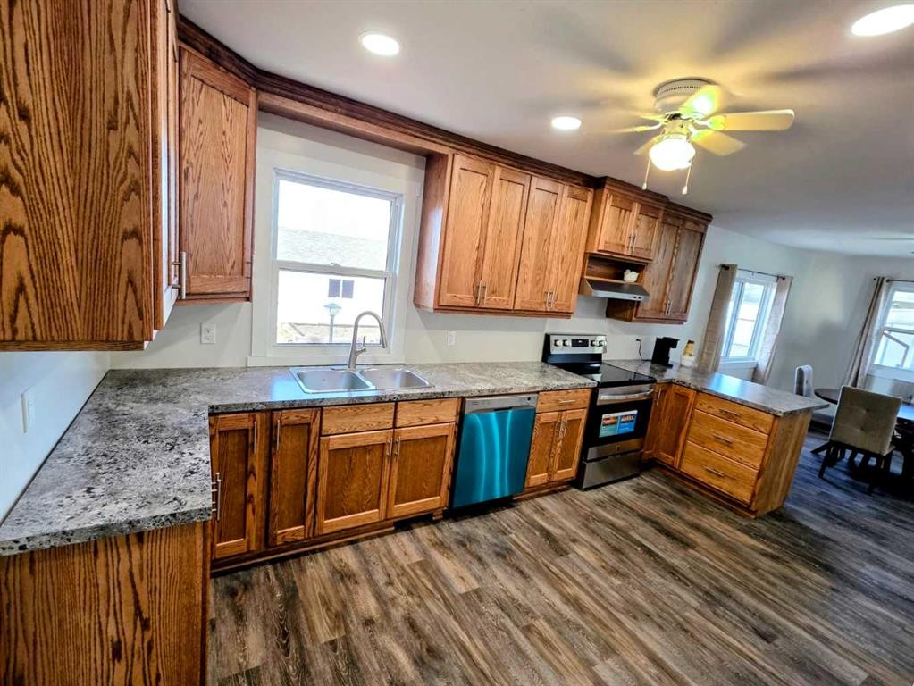 5105 54 Avenue, Taber, AB - Indoor Photo Showing Kitchen