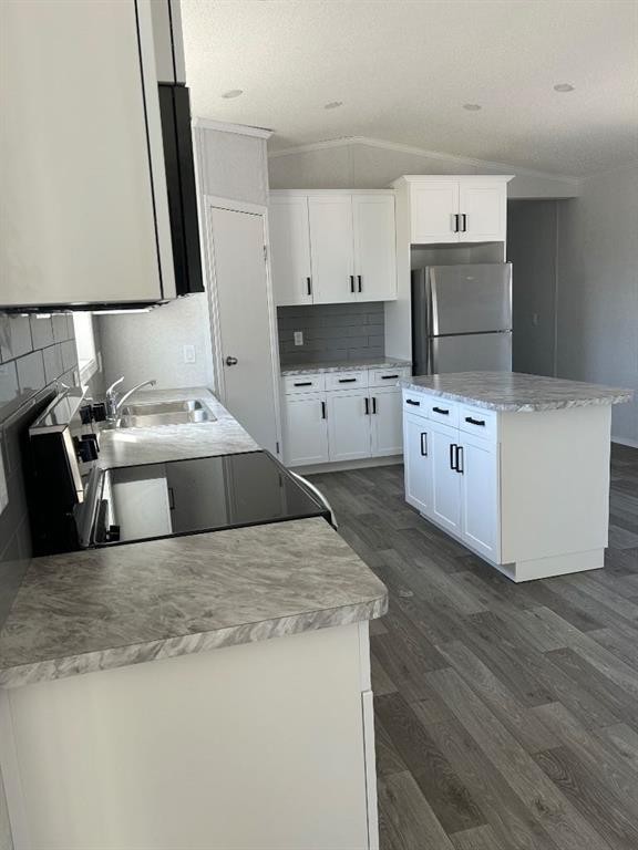 2004 Sunflower Crescent, Coaldale, AB - Indoor Photo Showing Kitchen With Double Sink
