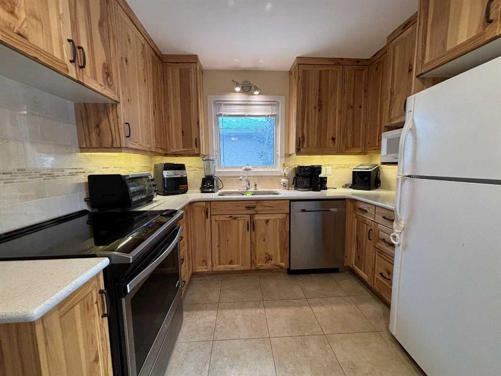 2407 5 Avenue North, Lethbridge, AB - Indoor Photo Showing Kitchen With Double Sink