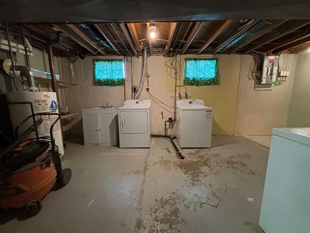 2407 5 Avenue North, Lethbridge, AB - Indoor Photo Showing Laundry Room