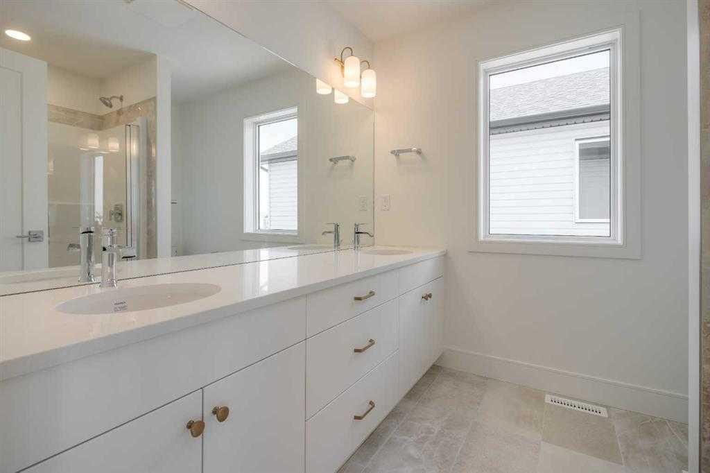 4333 28 Avenue South, Lethbridge, AB - Indoor Photo Showing Bathroom