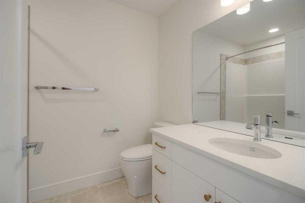 4333 28 Avenue South, Lethbridge, AB - Indoor Photo Showing Bathroom