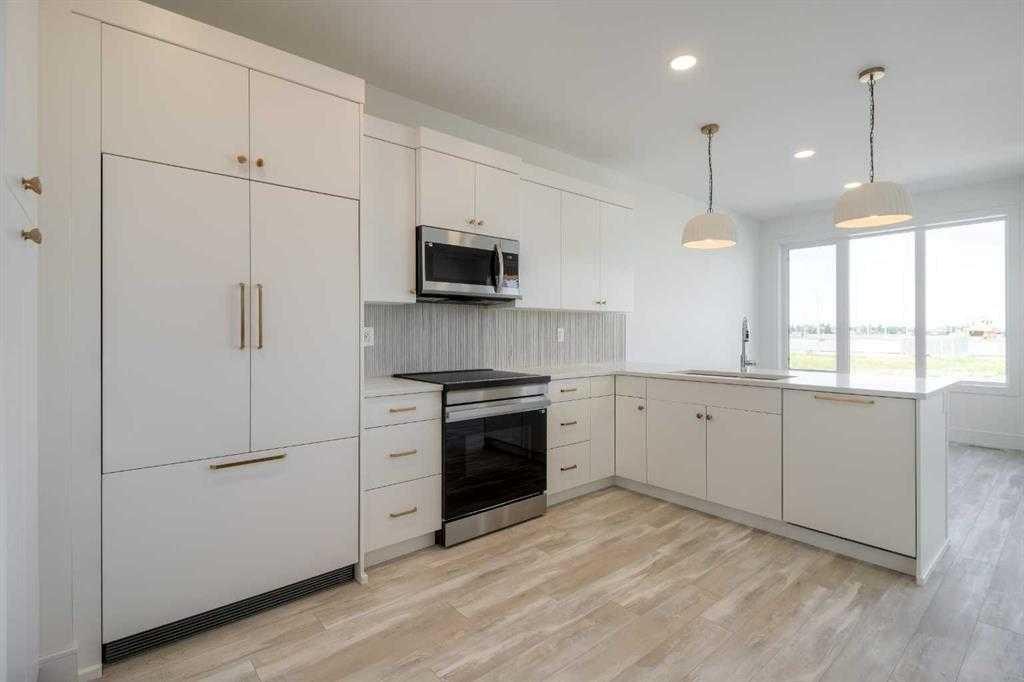 4333 28 Avenue South, Lethbridge, AB - Indoor Photo Showing Kitchen