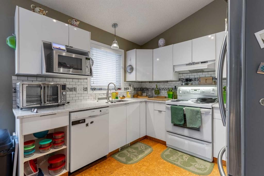 327 Heritage Crescent West, Lethbridge, AB - Indoor Photo Showing Kitchen