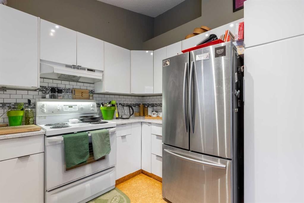 327 Heritage Crescent West, Lethbridge, AB - Indoor Photo Showing Kitchen
