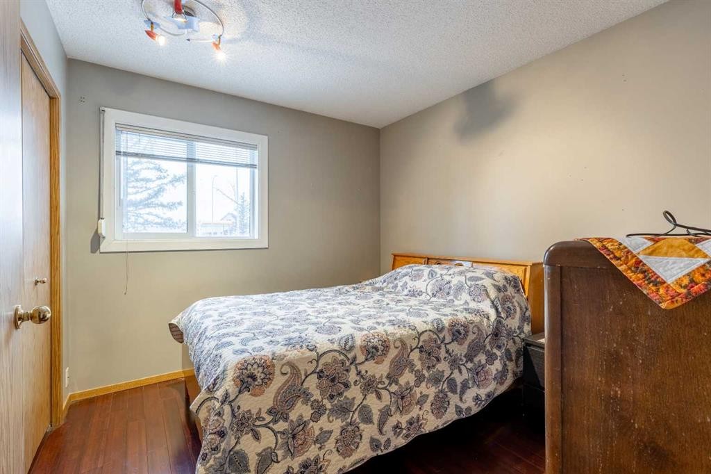 327 Heritage Crescent West, Lethbridge, AB - Indoor Photo Showing Bedroom