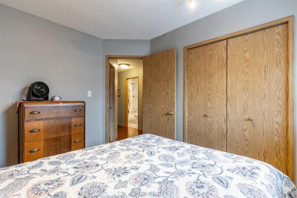 327 Heritage Crescent West, Lethbridge, AB - Indoor Photo Showing Bedroom