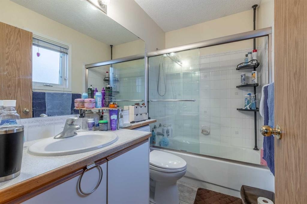 327 Heritage Crescent West, Lethbridge, AB - Indoor Photo Showing Bathroom