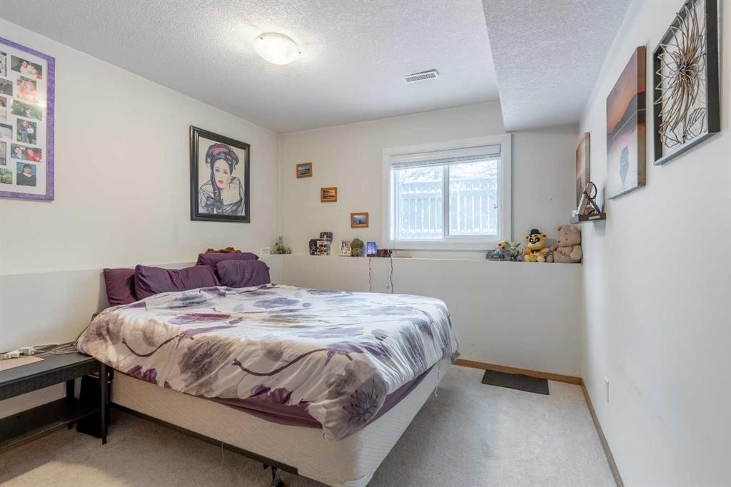 327 Heritage Crescent West, Lethbridge, AB - Indoor Photo Showing Bedroom