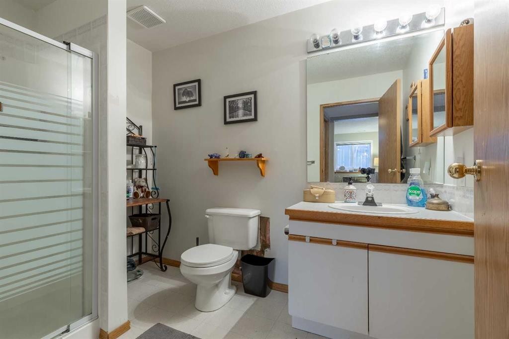 327 Heritage Crescent West, Lethbridge, AB - Indoor Photo Showing Bathroom