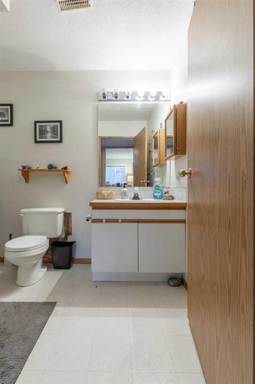 327 Heritage Crescent West, Lethbridge, AB - Indoor Photo Showing Bathroom