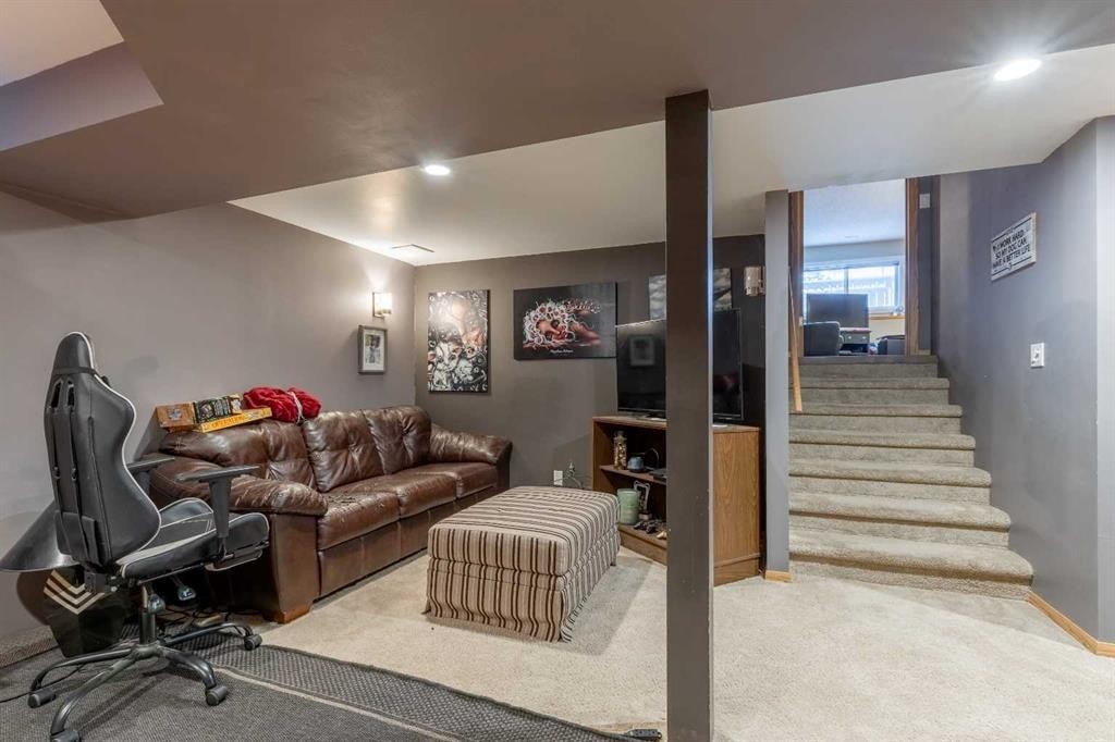 327 Heritage Crescent West, Lethbridge, AB - Indoor