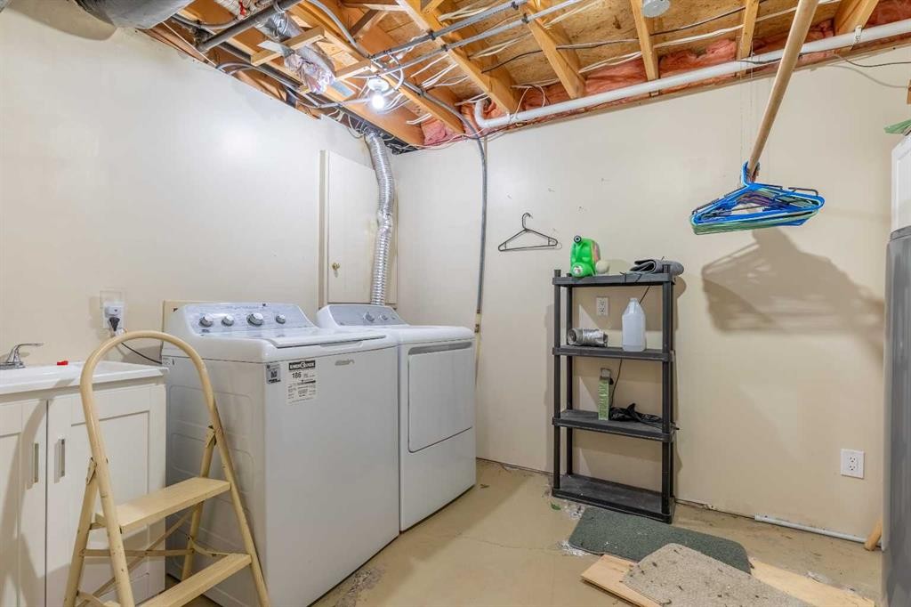 327 Heritage Crescent West, Lethbridge, AB - Indoor Photo Showing Laundry Room