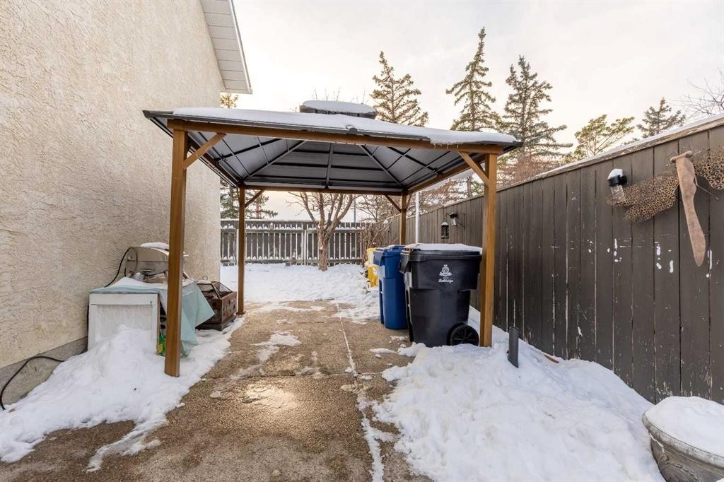 327 Heritage Crescent West, Lethbridge, AB - Outdoor With Exterior