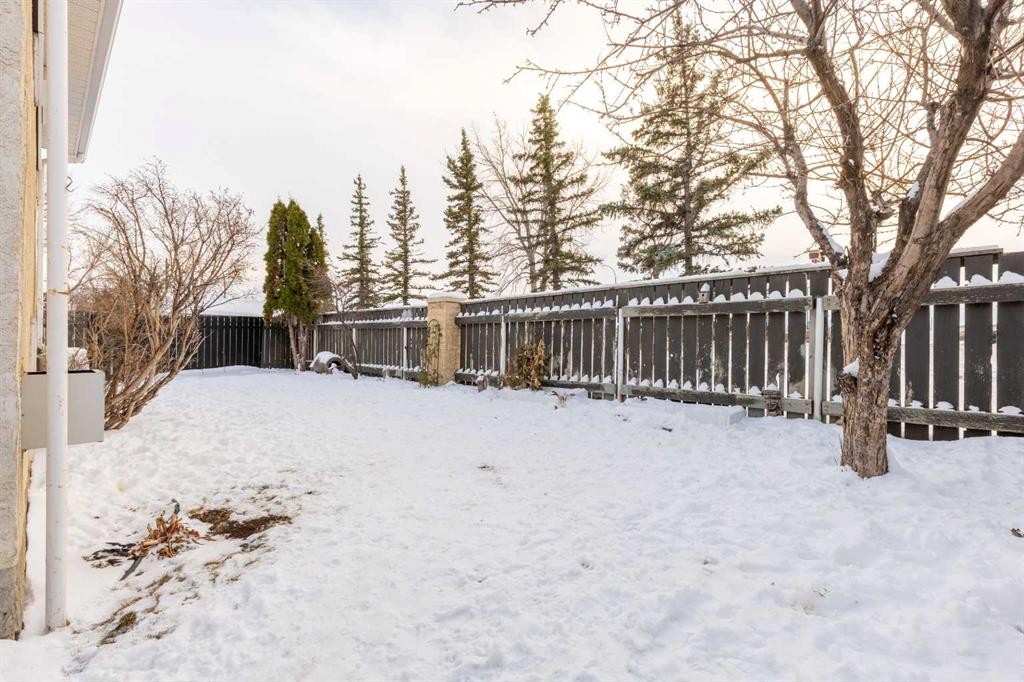 327 Heritage Crescent West, Lethbridge, AB - Outdoor