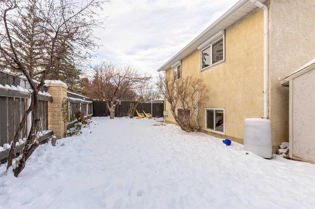 327 Heritage Crescent West, Lethbridge, AB - Outdoor