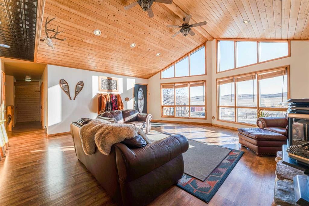 21054 A Range Road 264, Cardston, AB - Indoor Photo Showing Living Room