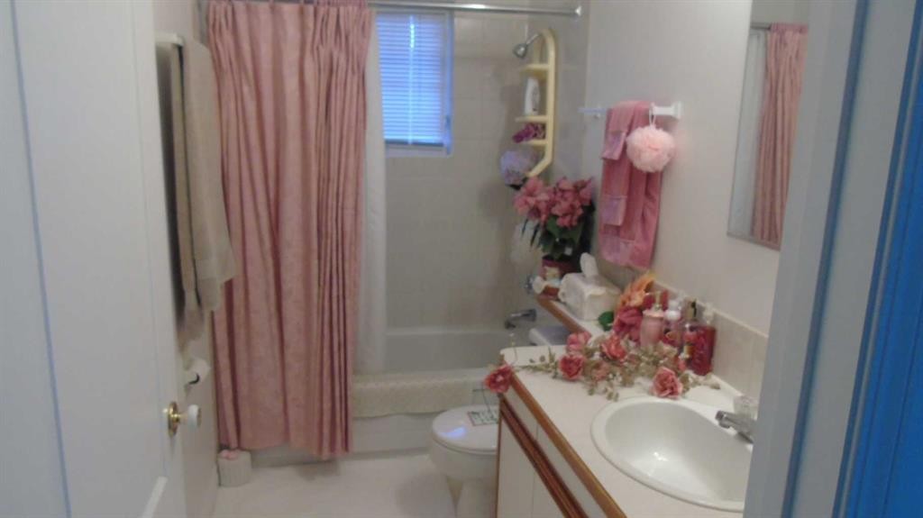 1604 7A Avenue, Fort Macleod, AB - Indoor Photo Showing Bathroom
