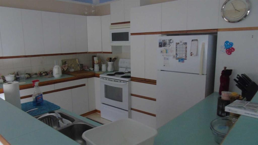 1604 7A Avenue, Fort Macleod, AB - Indoor Photo Showing Kitchen