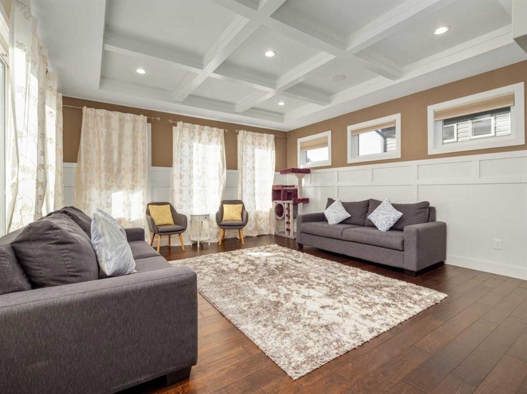 18 Northlander Road West, Lethbridge, AB - Indoor Photo Showing Living Room