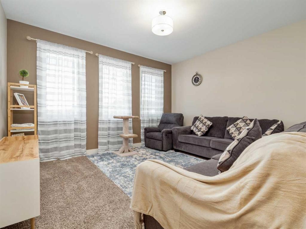 18 Northlander Road West, Lethbridge, AB - Indoor Photo Showing Living Room