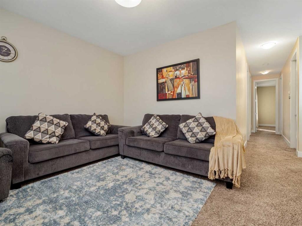 18 Northlander Road West, Lethbridge, AB - Indoor Photo Showing Living Room