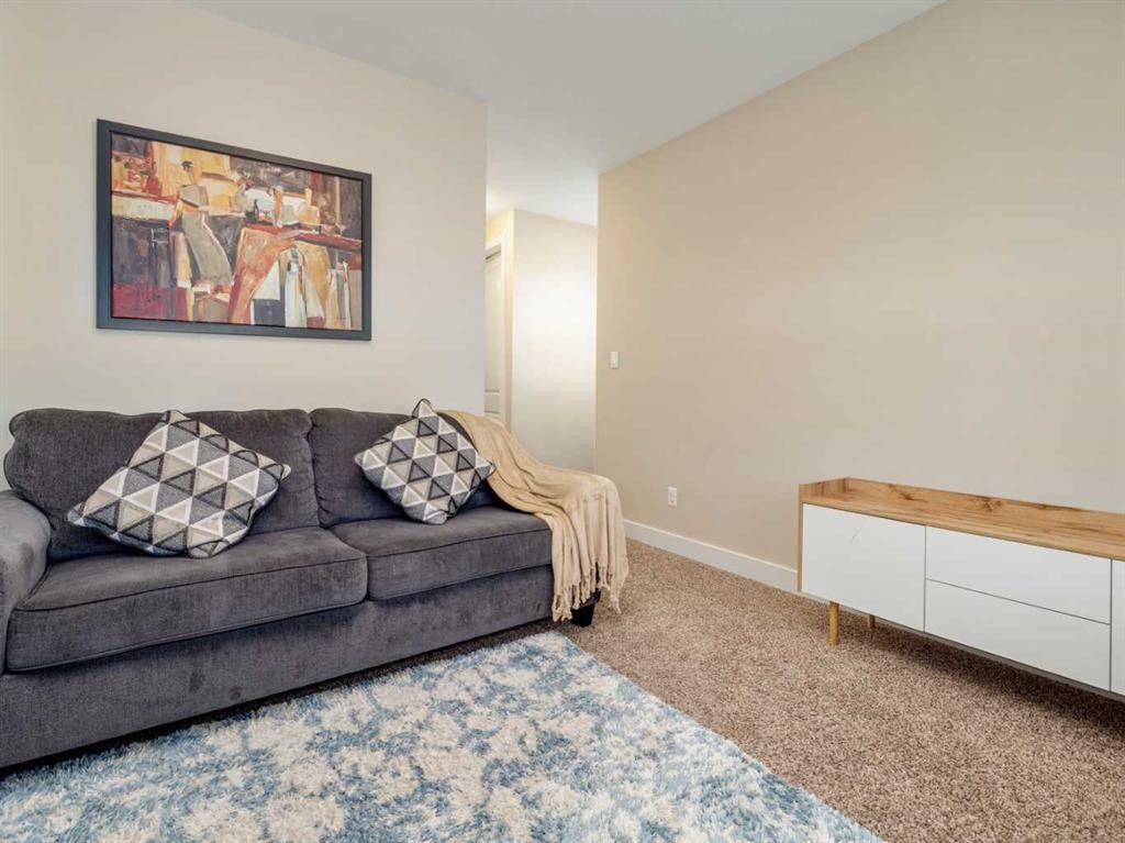 18 Northlander Road West, Lethbridge, AB - Indoor Photo Showing Living Room