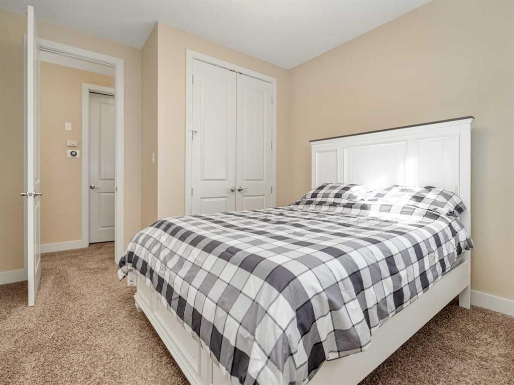 18 Northlander Road West, Lethbridge, AB - Indoor Photo Showing Bedroom