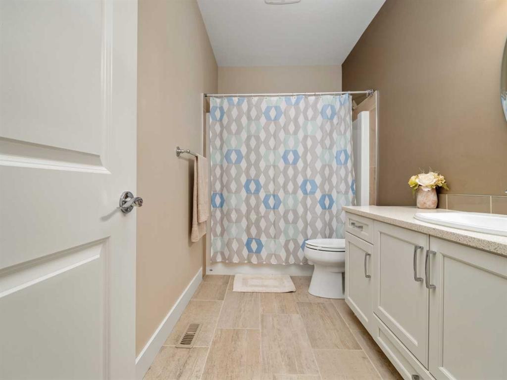 18 Northlander Road West, Lethbridge, AB - Indoor Photo Showing Bathroom