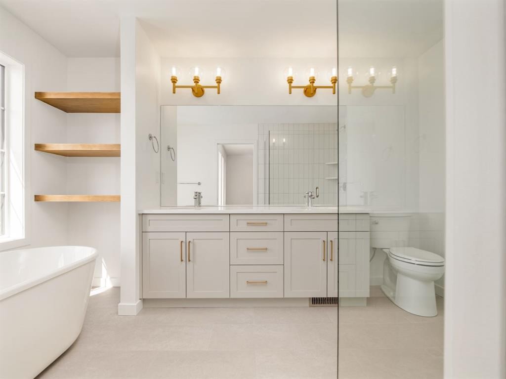 730 Violet Place West, Lethbridge, AB - Indoor Photo Showing Bathroom