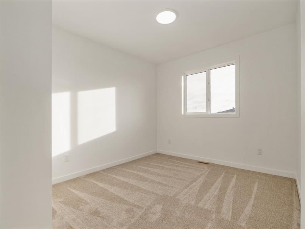 746 Violet Place West, Lethbridge, AB - Indoor Photo Showing Other Room