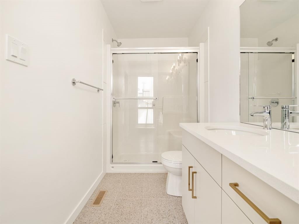 738 Violet Place West, Lethbridge, AB - Indoor Photo Showing Bathroom