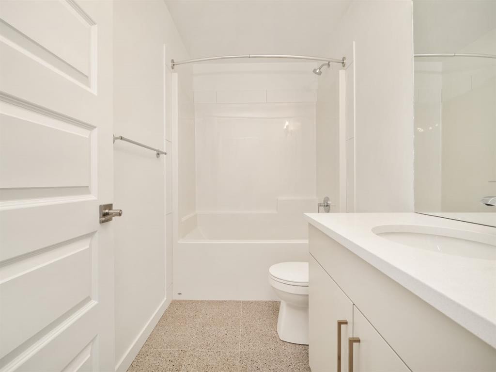 738 Violet Place West, Lethbridge, AB - Indoor Photo Showing Bathroom