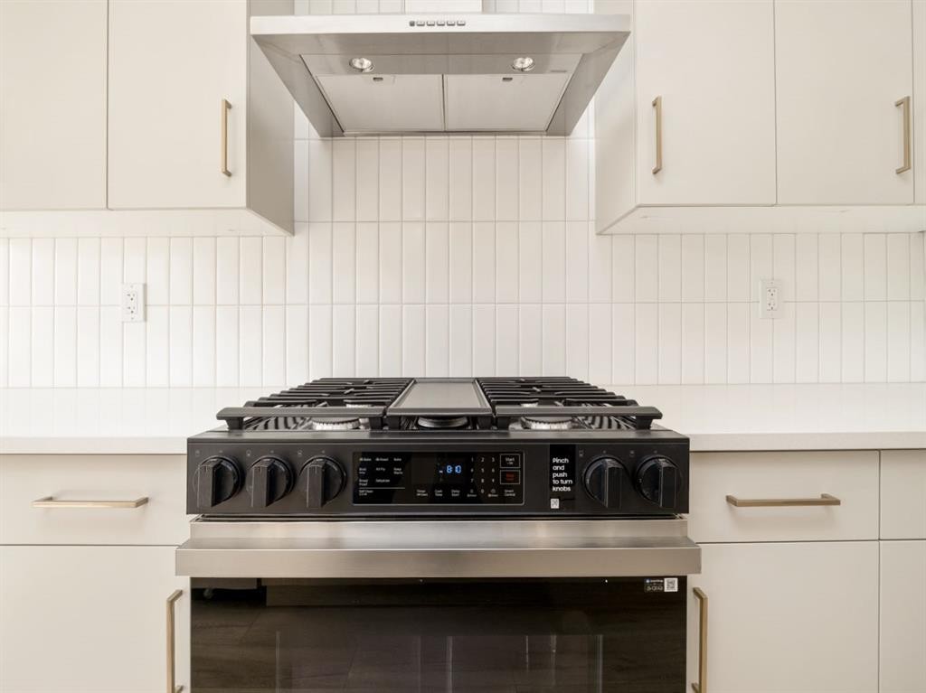 738 Violet Place West, Lethbridge, AB - Indoor Photo Showing Kitchen With Upgraded Kitchen