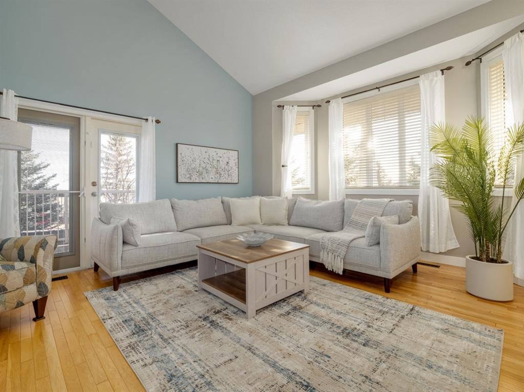 63 Deer Path Meadows, Fort Macleod, AB - Indoor Photo Showing Living Room