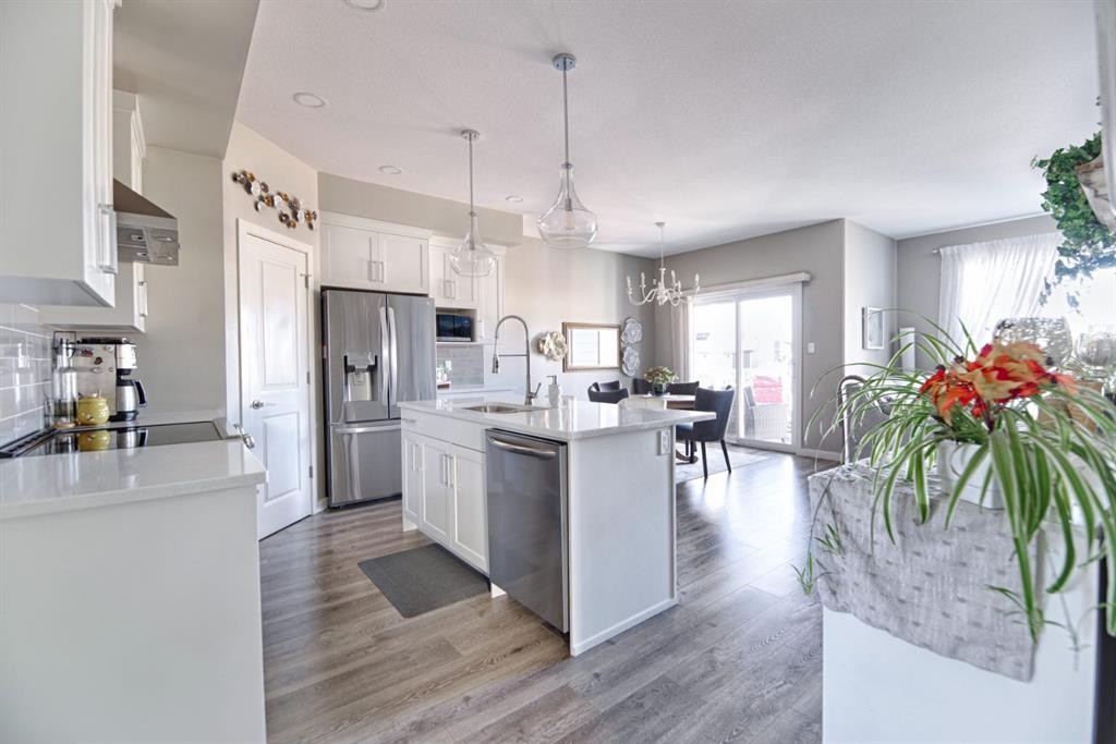 1000 Atlantic Lookout West, Lethbridge, AB - Indoor Photo Showing Kitchen With Upgraded Kitchen