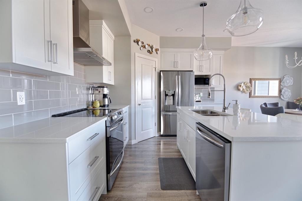 1000 Atlantic Lookout West, Lethbridge, AB - Indoor Photo Showing Kitchen With Double Sink With Upgraded Kitchen