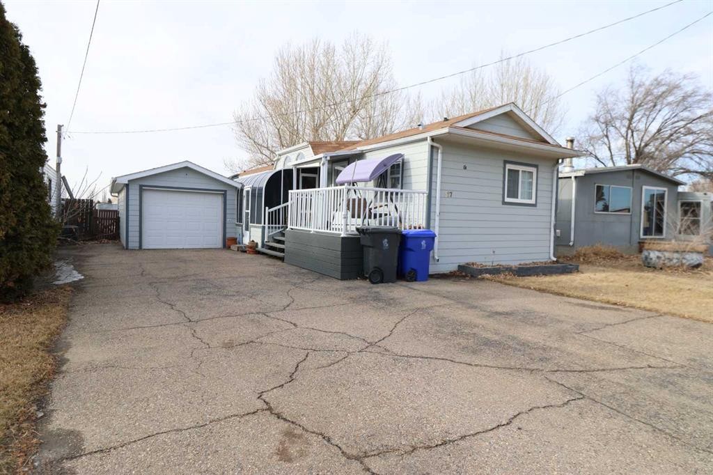 317 4 St, Bow Island, AB - Outdoor