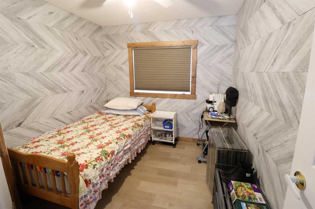 317 4 St, Bow Island, AB - Indoor Photo Showing Bedroom